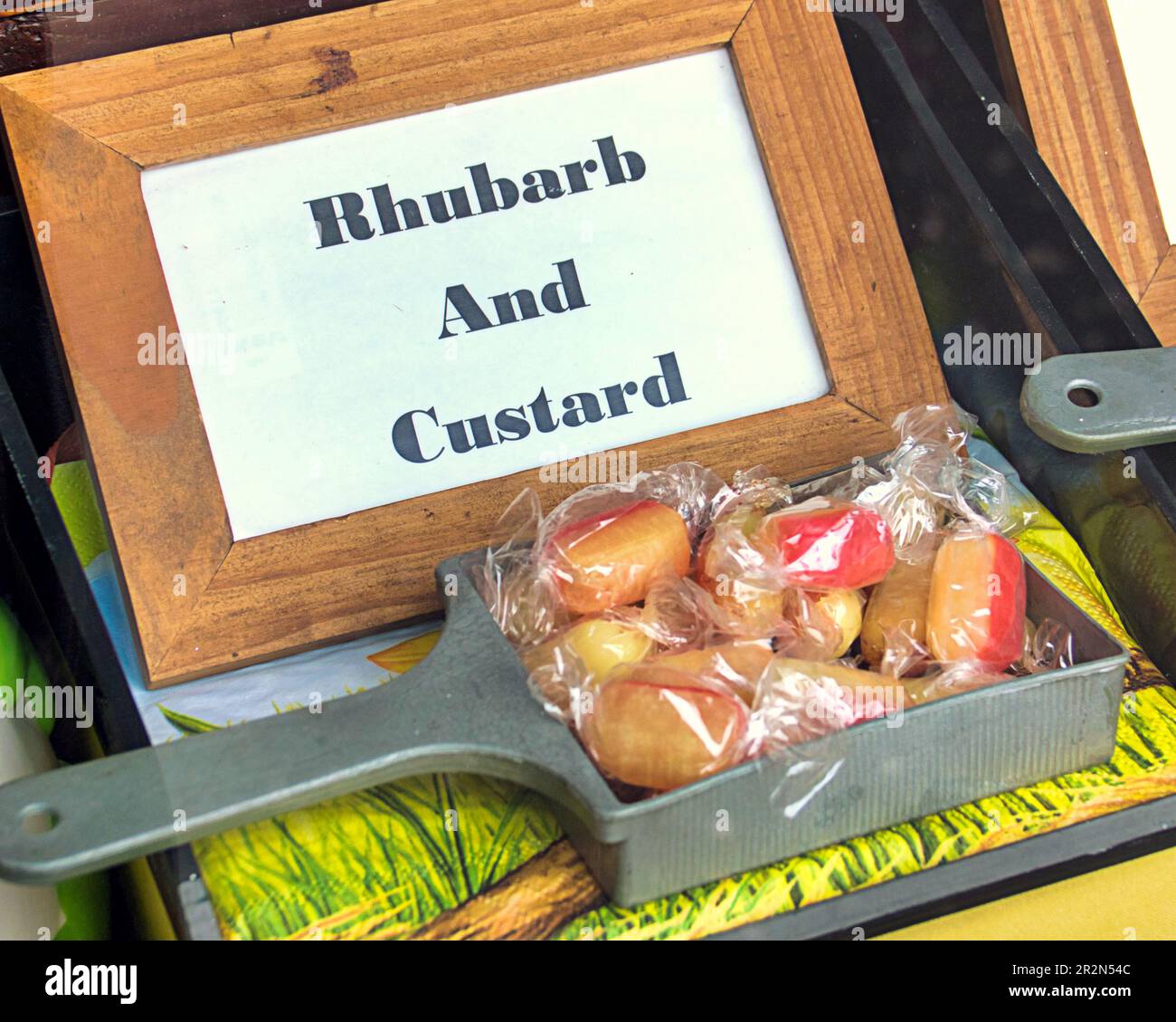 Rhubarbe et crème anglaise des bonbons traditionnels écossais ou des bonbons destinés aux touristes et aux personnes âgées de leur enfance Banque D'Images