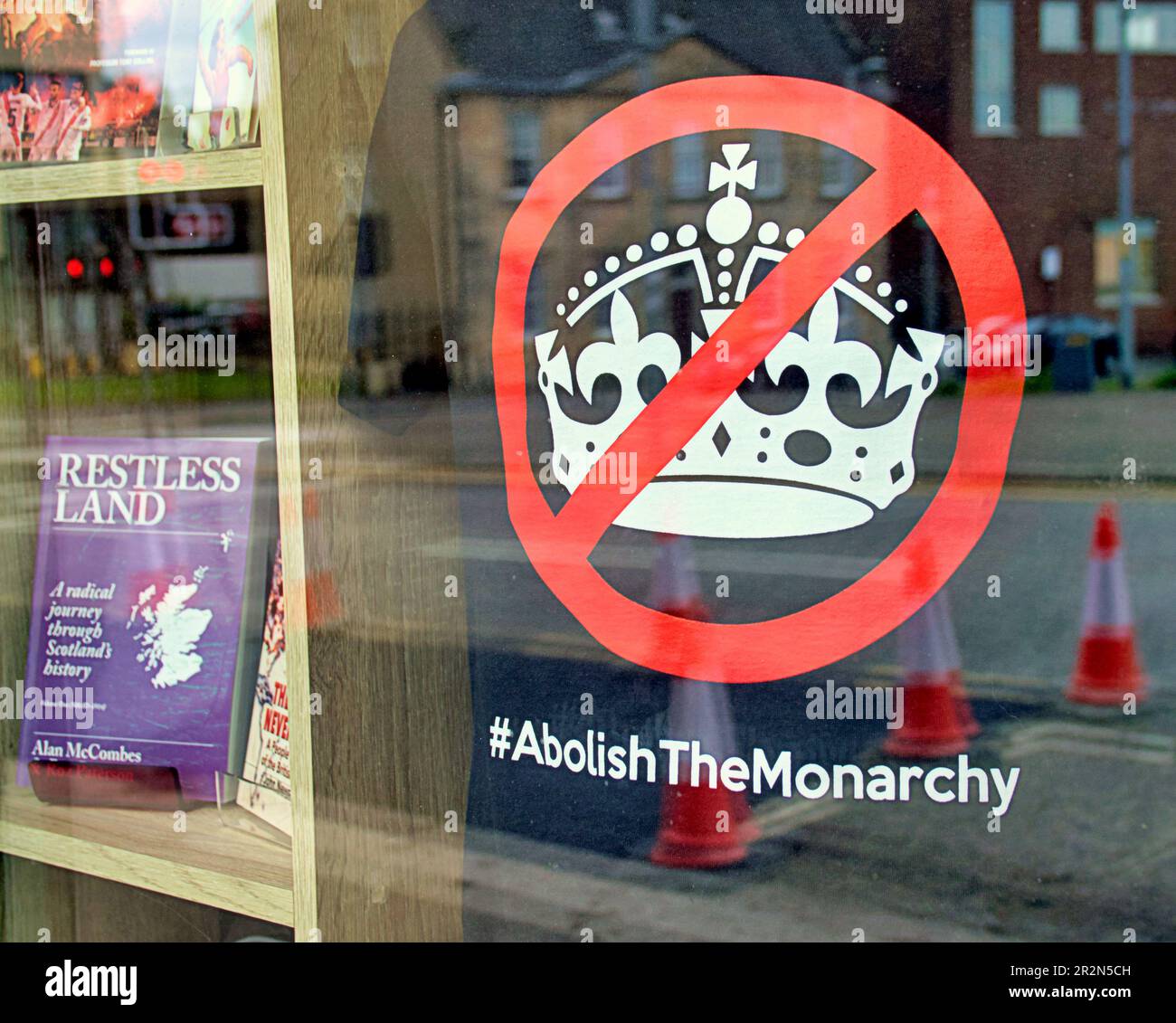 abolir la chemise d'affichage de fenêtre de monarchie avec le livre de terre agité Banque D'Images