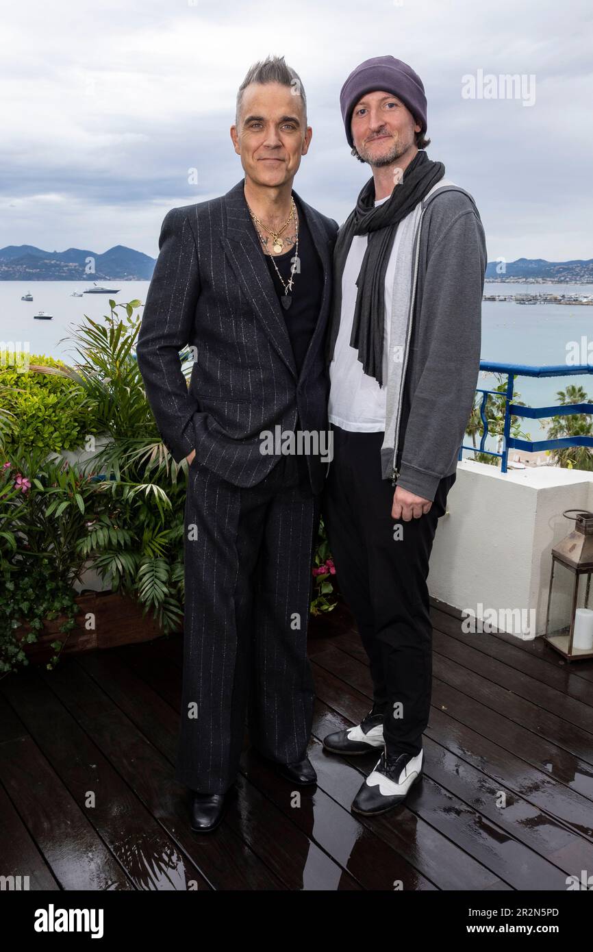 Robbie Williams, left, and director Michael Gracey pose for portrait photographs for the film 'Better Man', at the 76th international film festival, Cannes, southern France, Saturday, May 20, 2023. (Photo by Joel C Ryan/Invision/AP) Banque D'Images