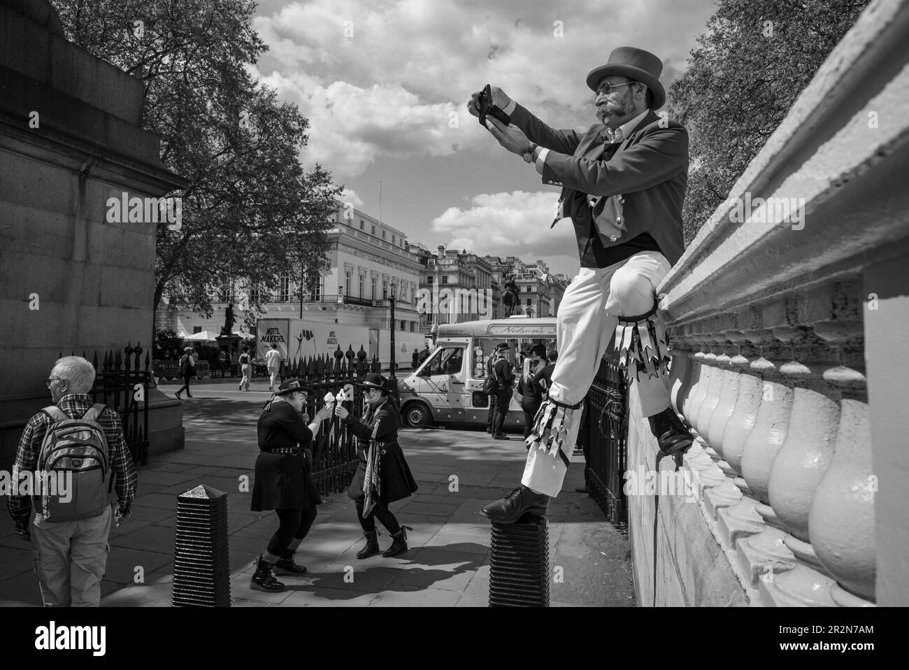 Londres, Royaume-Uni, 20 mai 2023. Morris Dancers danse à travers Londres. Les danseurs de Westminster Morris, rejoints par d'autres sociétés dansantes de Morris, ont pris part à une journée de danse Morris dans le quartier de Westminster. Londres, Royaume-Uni. (Tennessee Jones - Alamy Live News) Banque D'Images