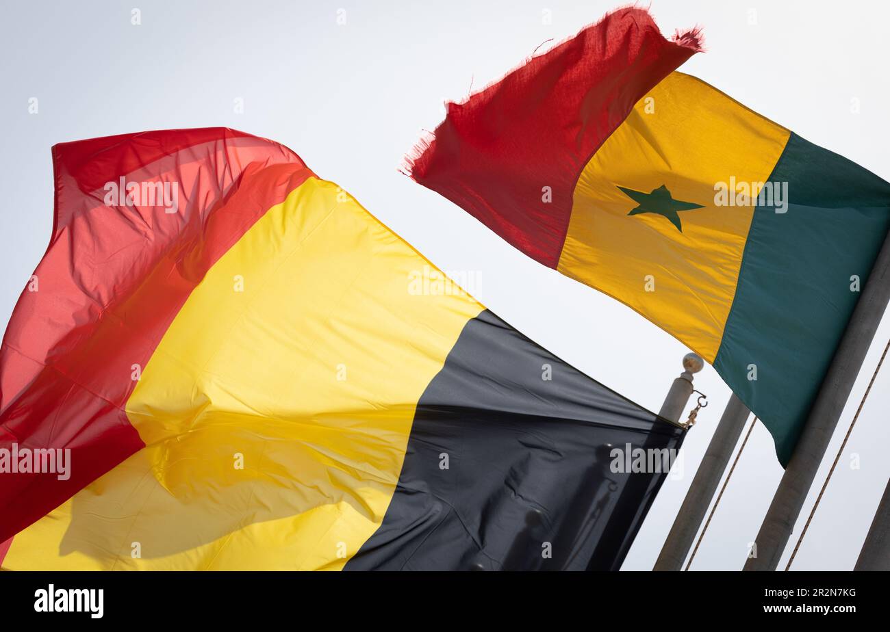 Dakar, Sénégal. 20th mai 2023. Drapeaux belges et sénégalais photographiés lors d'une cérémonie d'accueil à l'aéroport de Dakar, Sénégal, à l'arrivée d'une mission économique au Sénégal le samedi 20 mai 2023. La mission est organisée par la princesse Astrid, rejointe par les ministres Hadja Lahbib et Willy Borsus, et le secrétaire d'Etat Pascal Smet. BELGA PHOTO BENOIT DOPPAGNE crédit: Belga News Agency/Alay Live News Banque D'Images