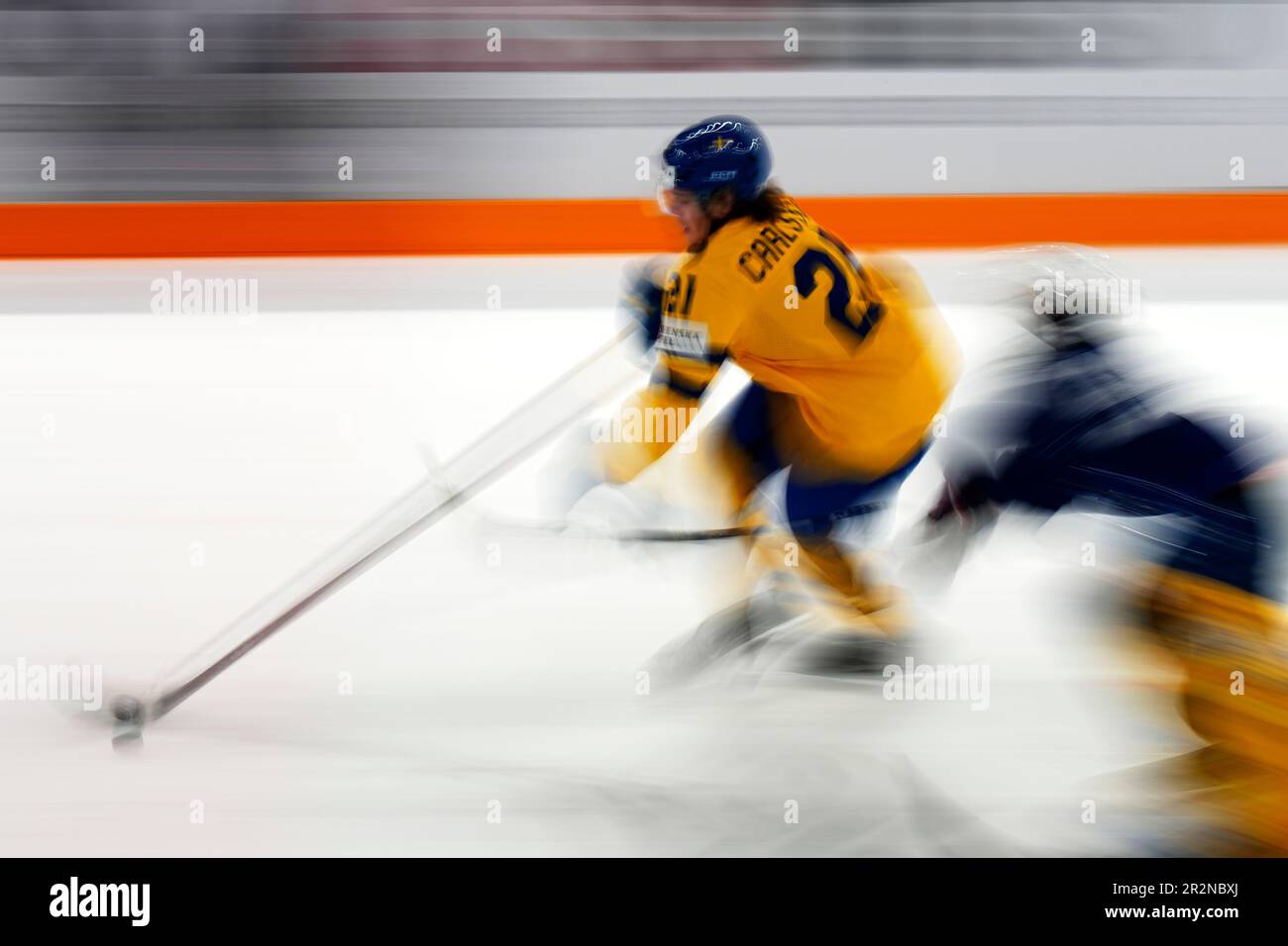Sweden's Leo Carlsson controls the puck during the group A match between Sweden and France at the ice hockey world championship in Tampere, Finland, Saturday, May 20, 2023. (AP Photo/Pavel Golovkin) Banque D'Images