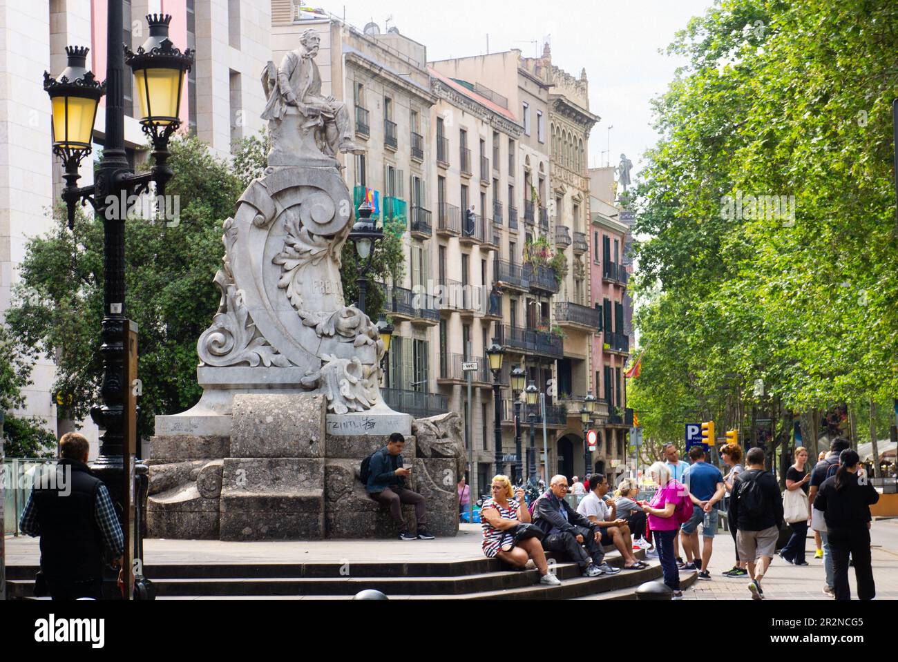 Les piétons se détendent sur Las Ramblas. Barcelone, Espagne. Banque D'Images