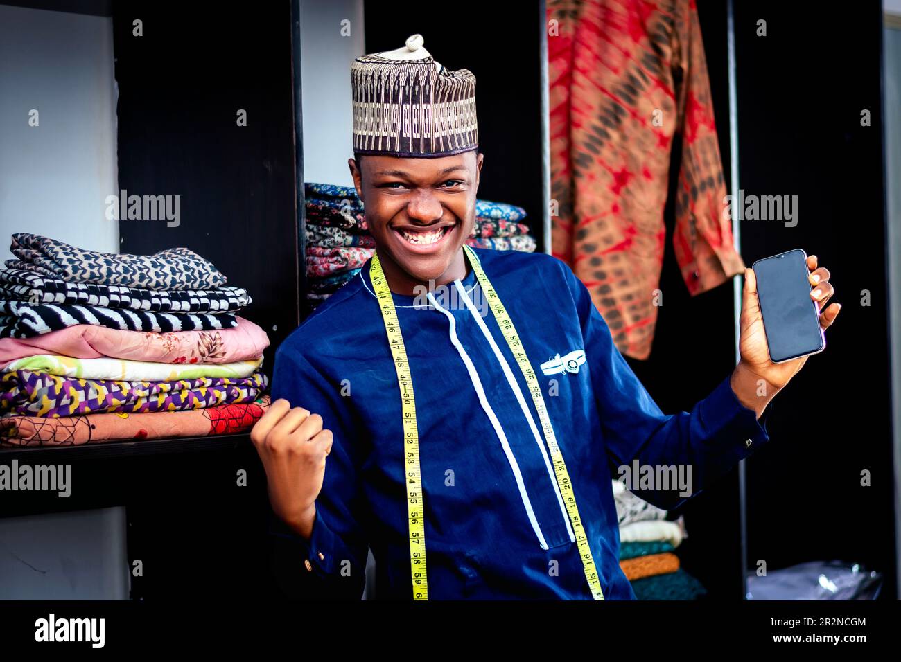 Un homme africain dans une chemise africaine bleue et un ruban de mesure autour de son cou Banque D'Images