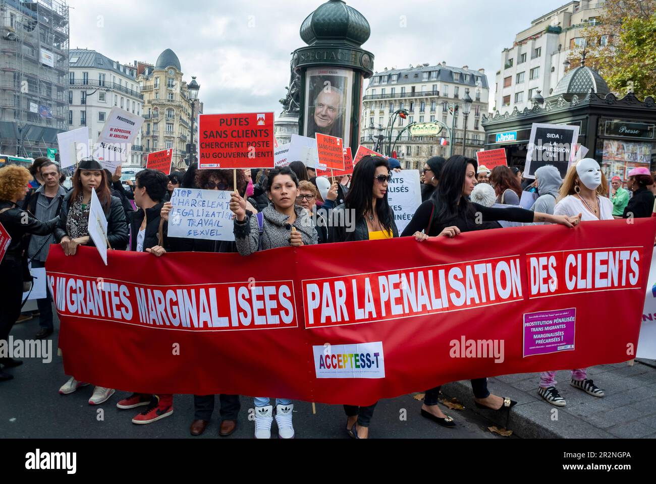 Paris, France, Groupe, Association, Trans genres femmes marchant avec la bannière de protestation, contre la loi pénalisant les clients des prostituées, Acceptess-T, 2013 Banque D'Images