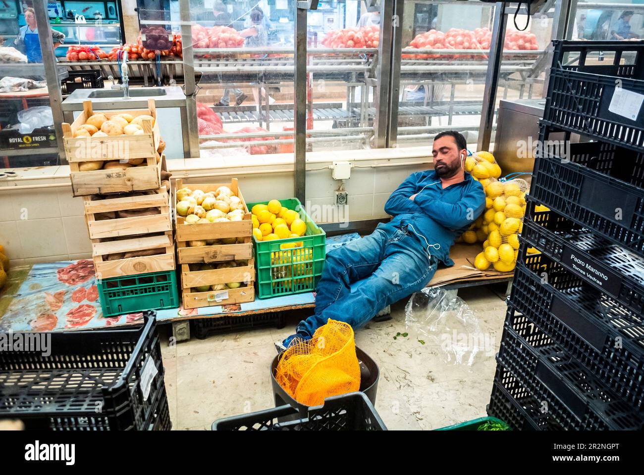 Lisbonne, Portugal, jeunes adultes, personnes, rodage des travailleurs, Sieste, à l'intérieur du marché de l'alimentation local, « Time Out Market », dormir sur le travail Banque D'Images
