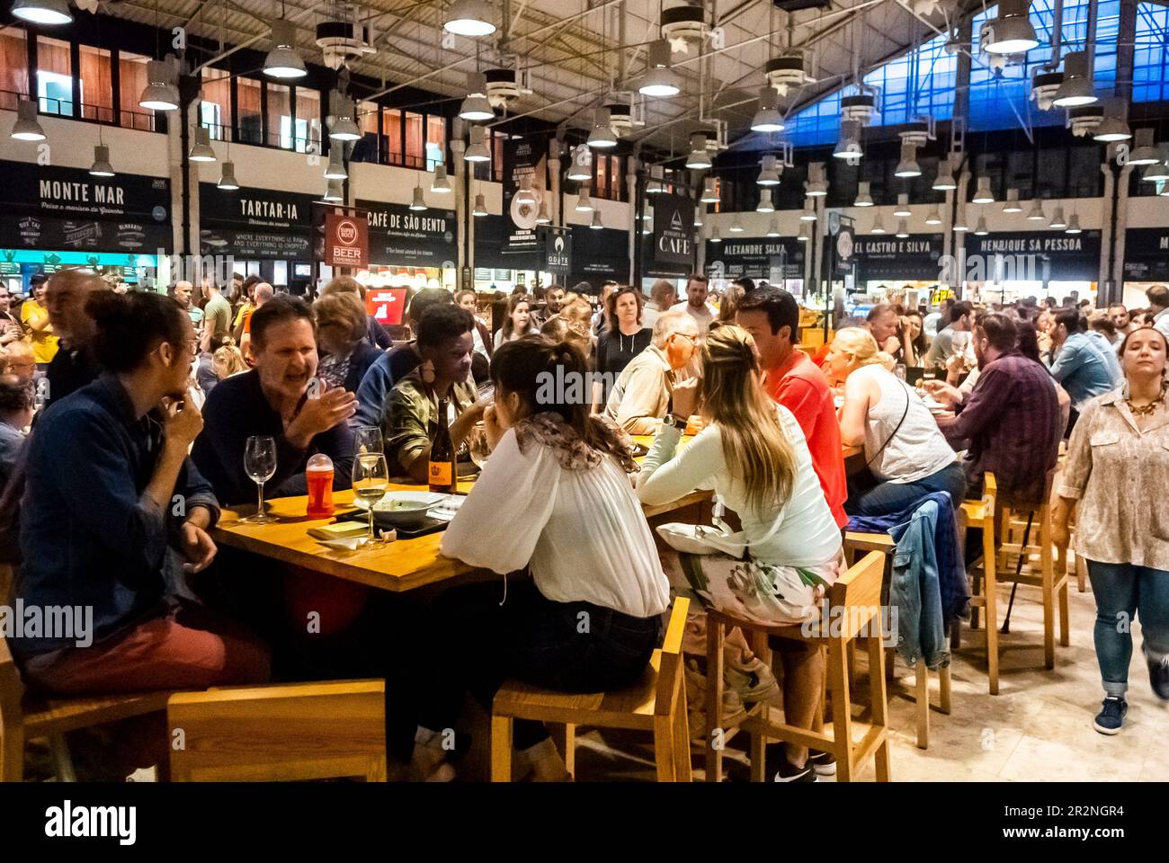 Lisbonne, Portugal, boissons partagées avec les gens de la foule, à l'intérieur du marché alimentaire local, marché de temps, bar, Banque D'Images