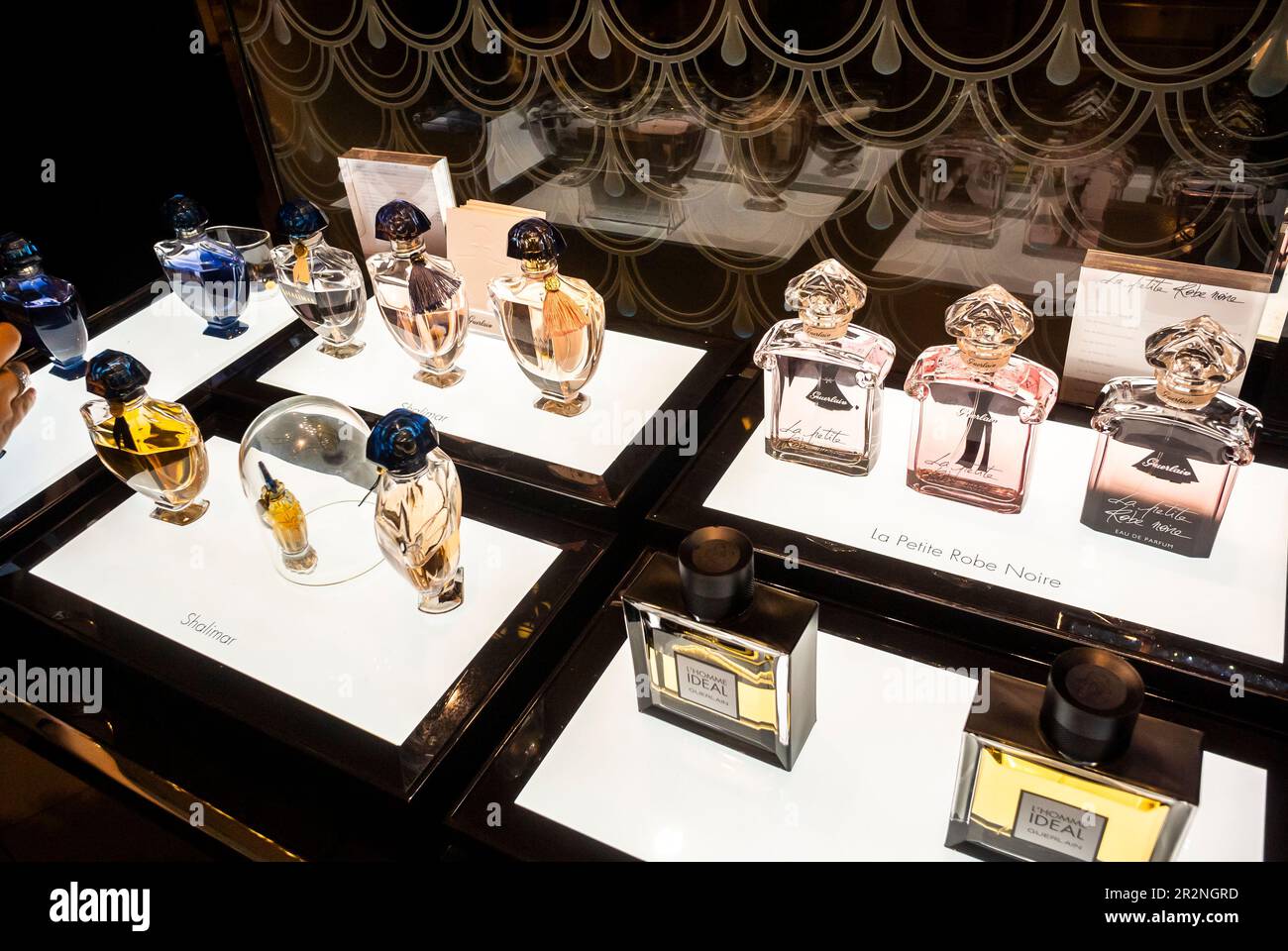 Paris, France, détail des parfums français en vente, Guerlain, Shalimar, dans le grand magasin Galeries Lafayette, Banque D'Images