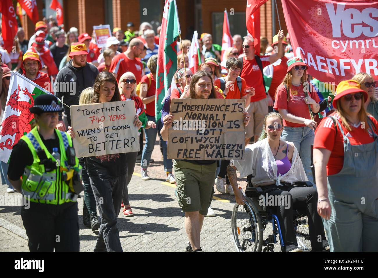Des milliers de personnes sont descendues samedi dans les rues de Swansea pour participer à une marche appelant à l'indépendance galloise. Environ 5000 personnes se sont garées dans l'événement organisé dans la deuxième ville du pays de Galles et organisé par les groupes pro-indépendantistes Yes Cymru et AUOB (tous sous une bannière) Cymru. Banque D'Images