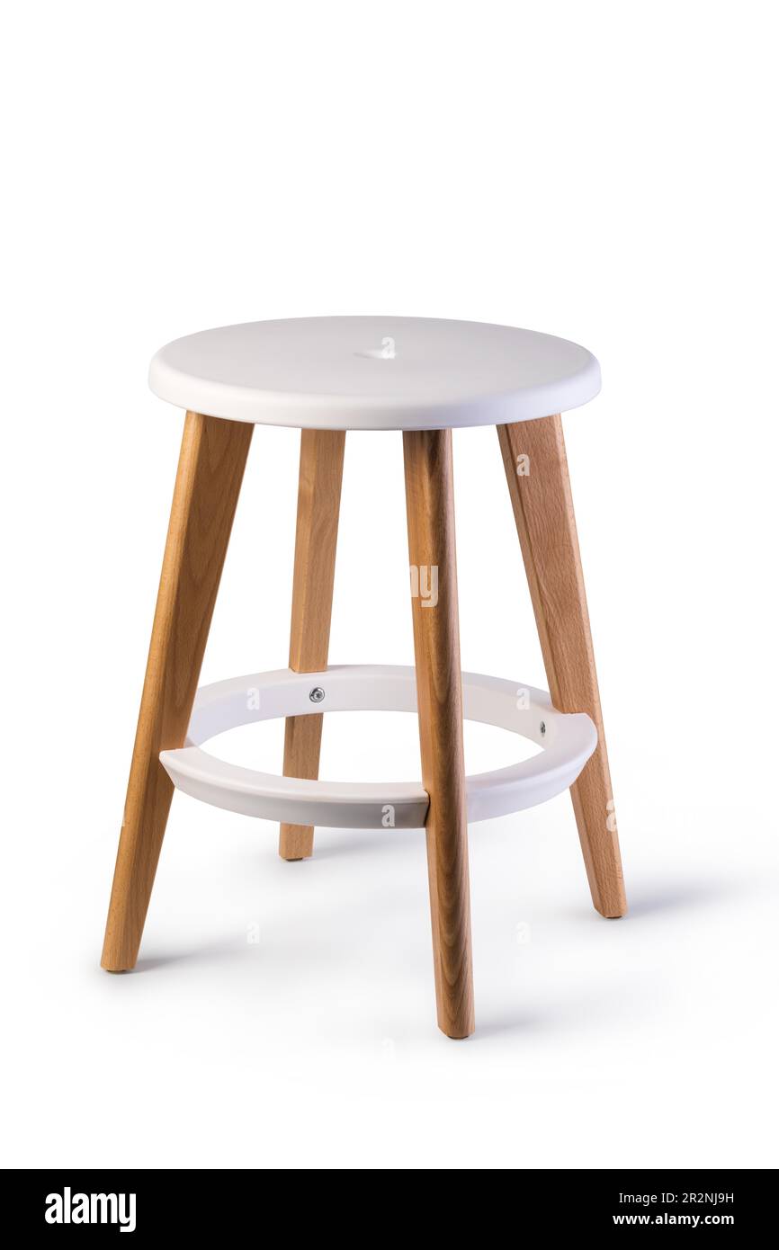 Tabouret en bois isolé sur fond blanc Banque D'Images