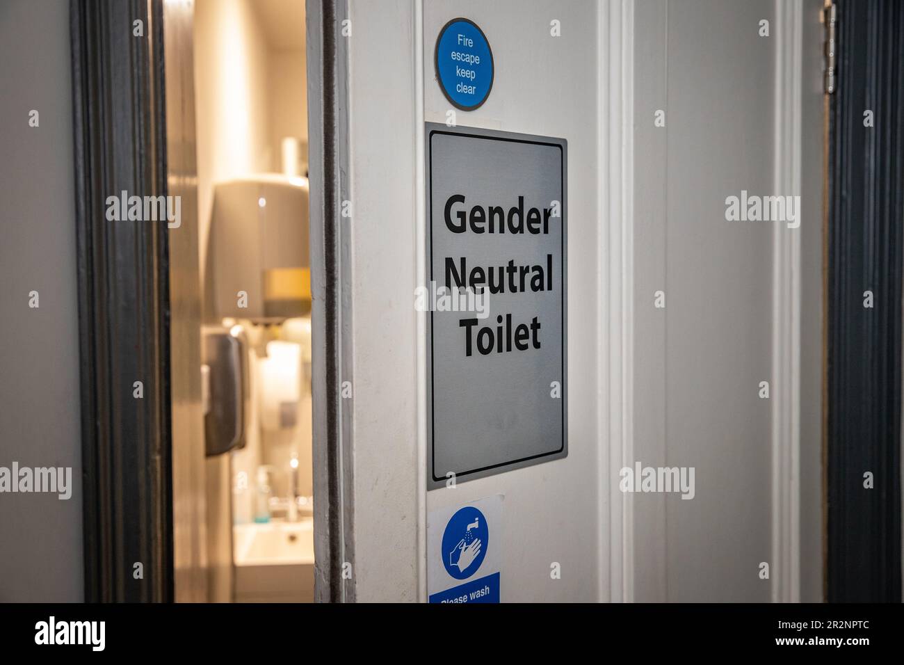 Panneau de toilettes neutre sur une porte Banque D'Images