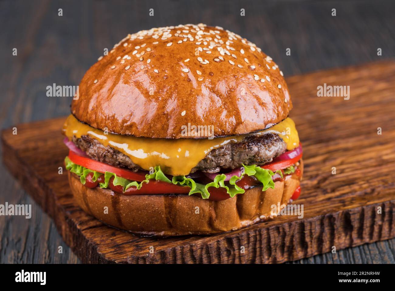 Fresh tasty burger sur table en bois Banque D'Images