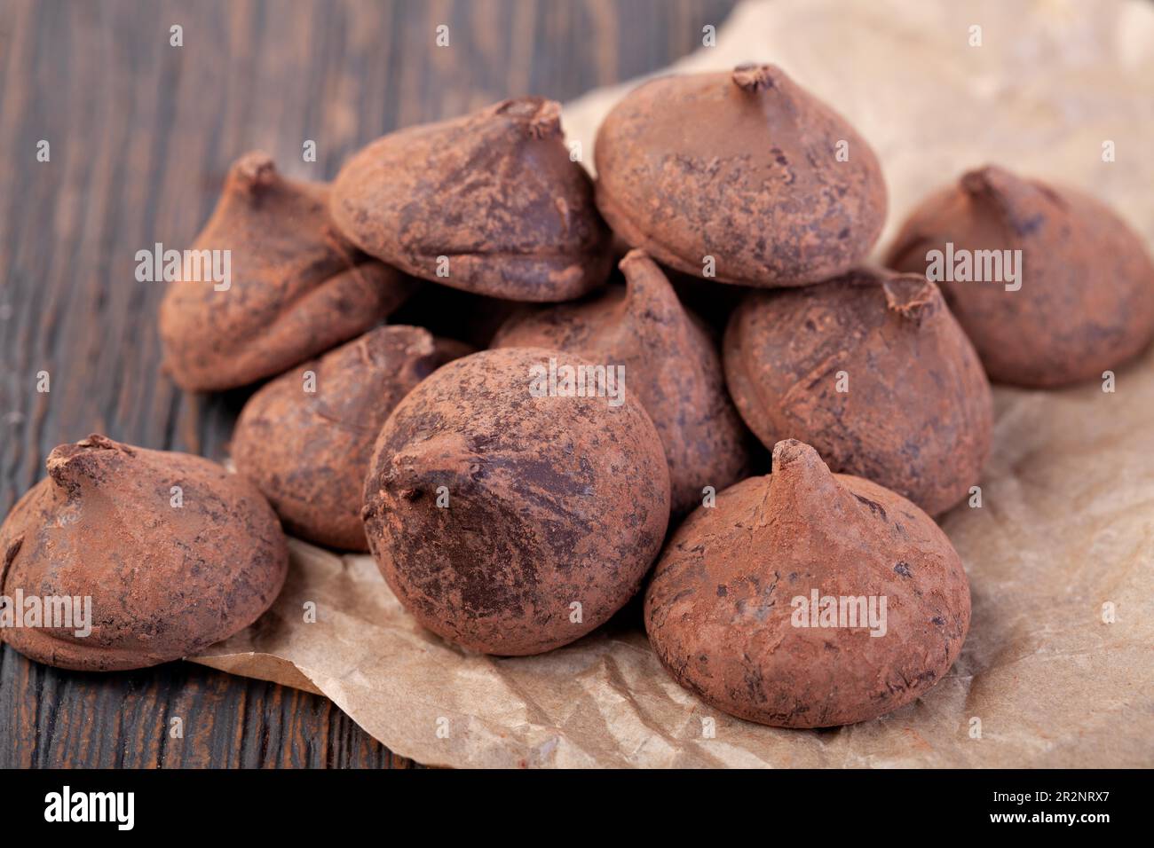 truffe au chocolat sur une table en bois Banque D'Images