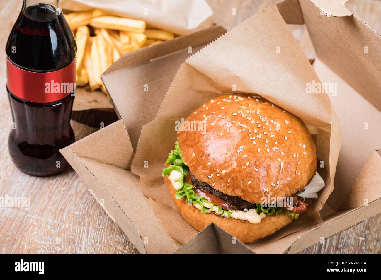 Fresh tasty burger sur table en bois Banque D'Images