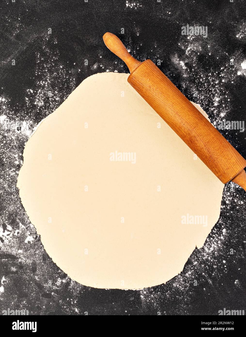 Préparation de la pâte. Le rollPIN avec de la farine sur un fond sombre. Espace libre pour le texte Banque D'Images