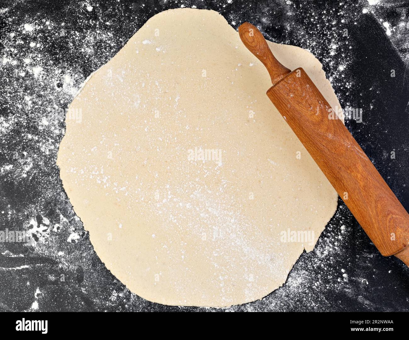 Préparation de la pâte. Le rollPIN avec de la farine sur un fond sombre. Espace libre pour le texte Banque D'Images