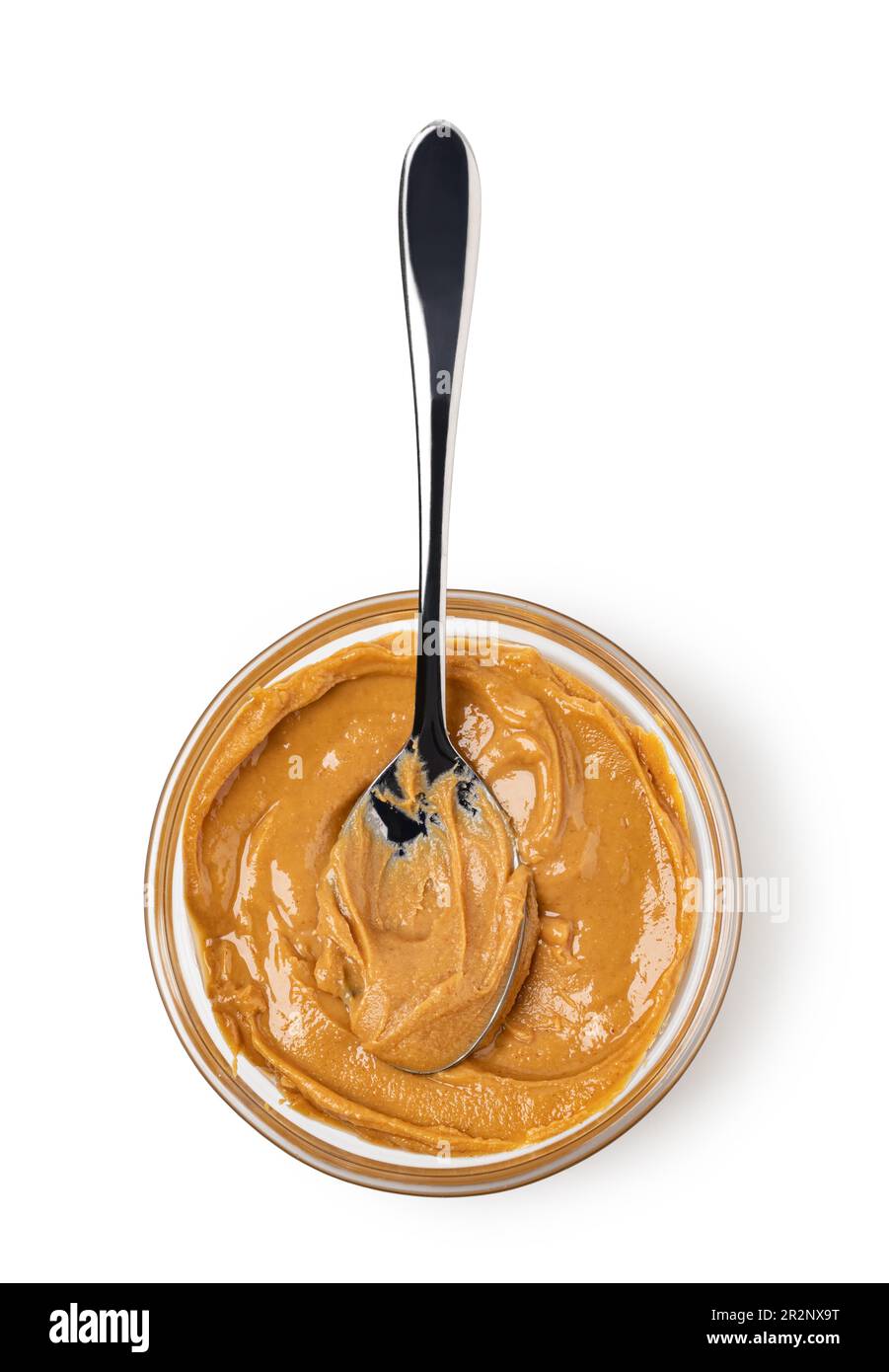 Beurre d'arachide crémeux à la cuillère sur fond blanc Banque D'Images