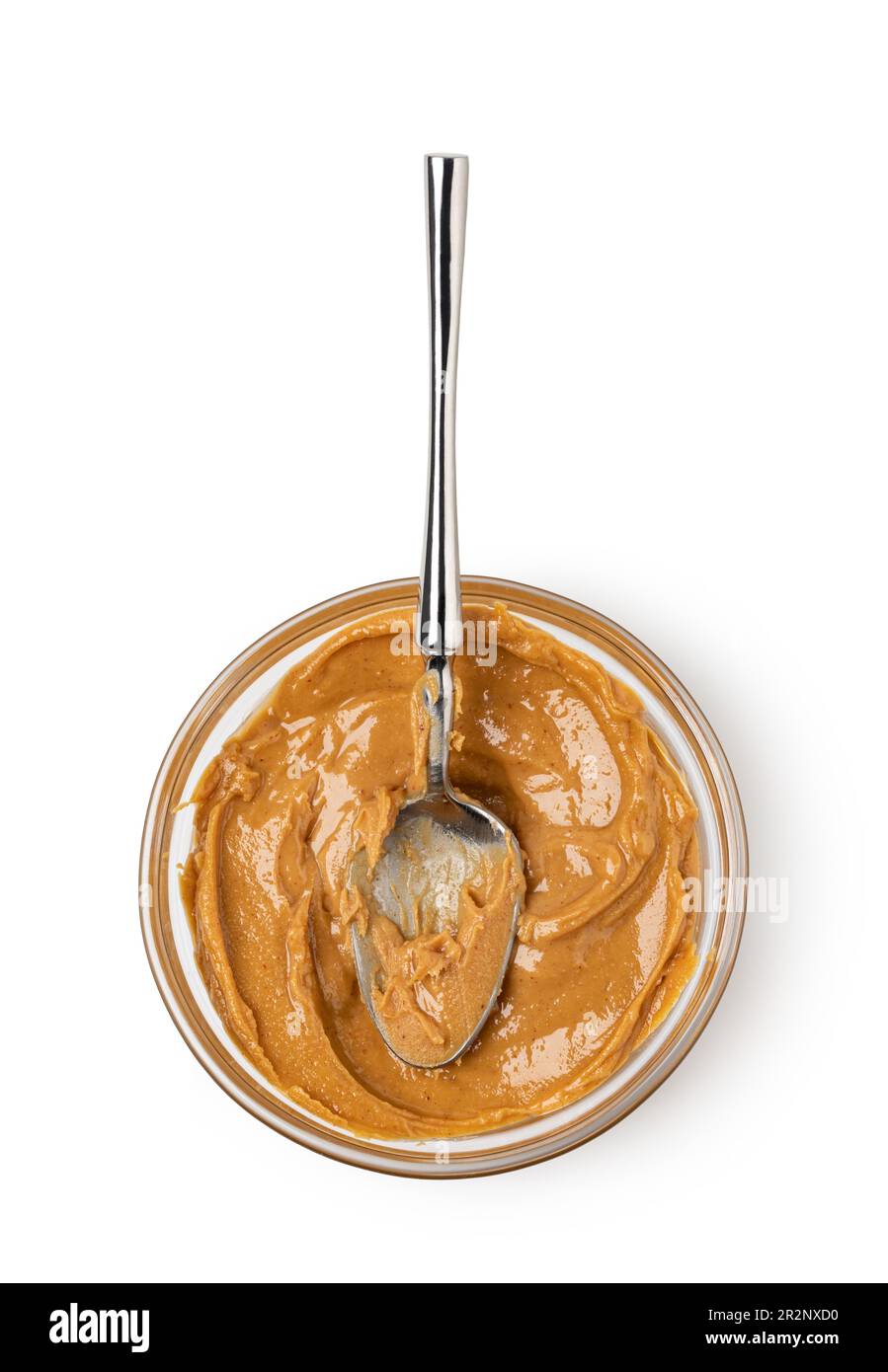 Beurre d'arachide crémeux à la cuillère sur fond blanc Banque D'Images