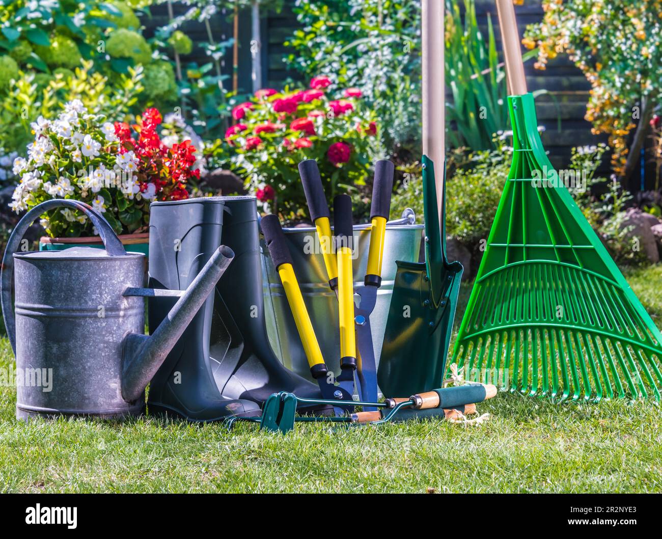 Outils de jardinage sur l'herbe dans le jardin Banque D'Images