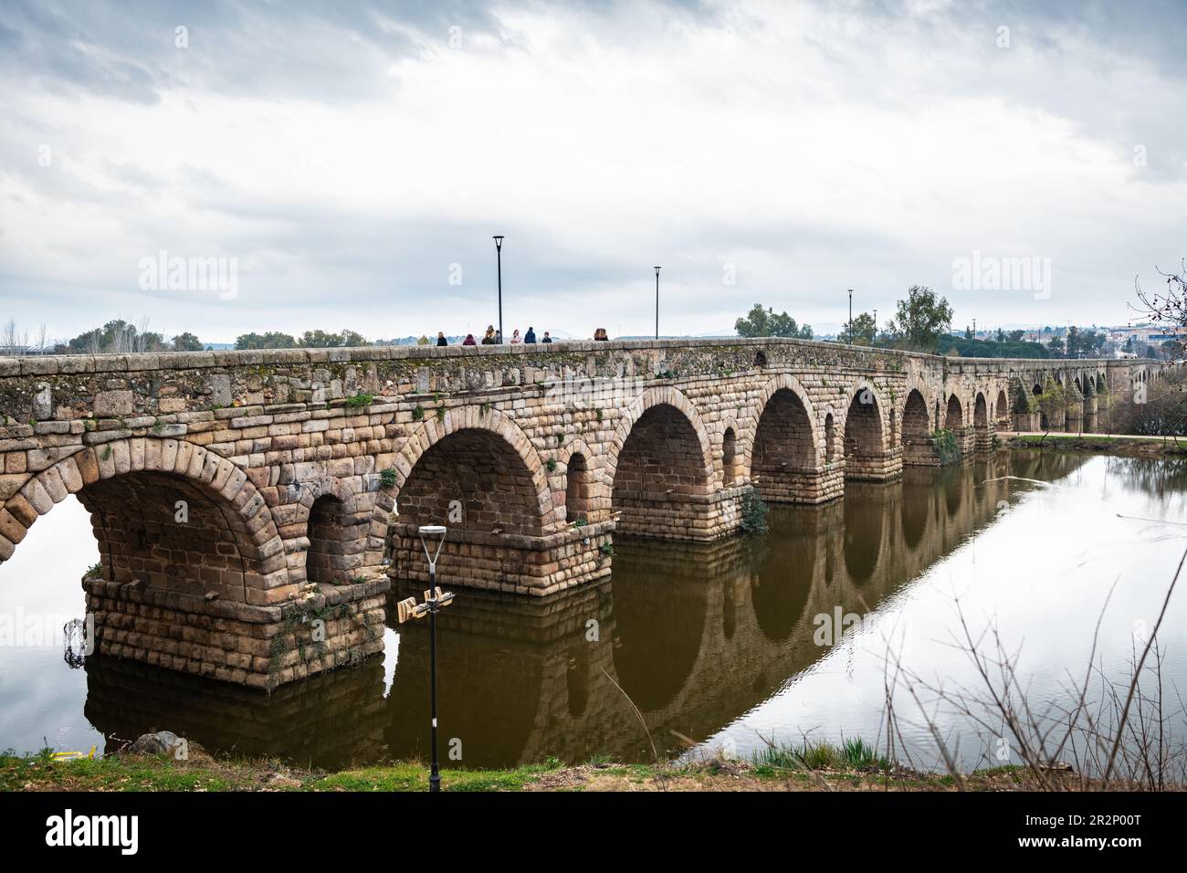 MERIDA, ESPAGNE - 5 MARS 2023 : vue panoramique du pont romain sur le fleuve Guadiana à Merida, Espagne, le plus long pont romain survivant (790m) Banque D'Images