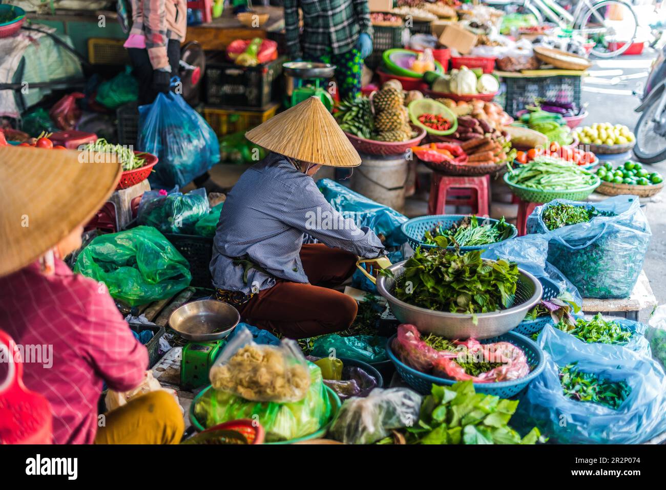 Femmes vendant de la nourriture dans la rue de Hoi an dans la province de Quang Nam, Vietnam Banque D'Images