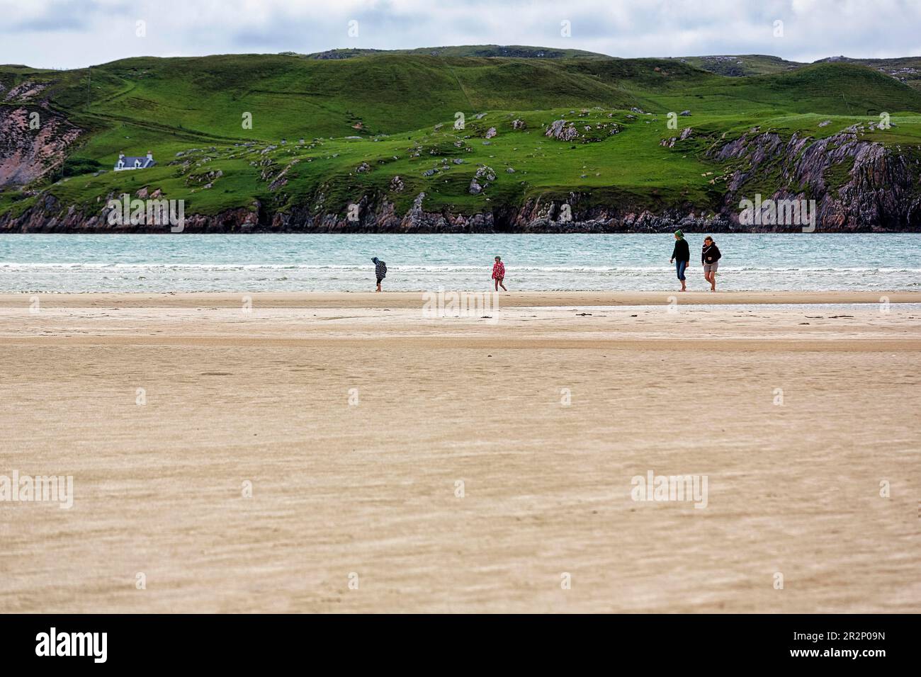 Marcheurs sur la plage de sable, Ardroil Beach, Isle of Lewis Coastline, Isle of Lewis and Harris, Outer Hebrides, Hebrides, Écosse, Royaume-Uni Banque D'Images