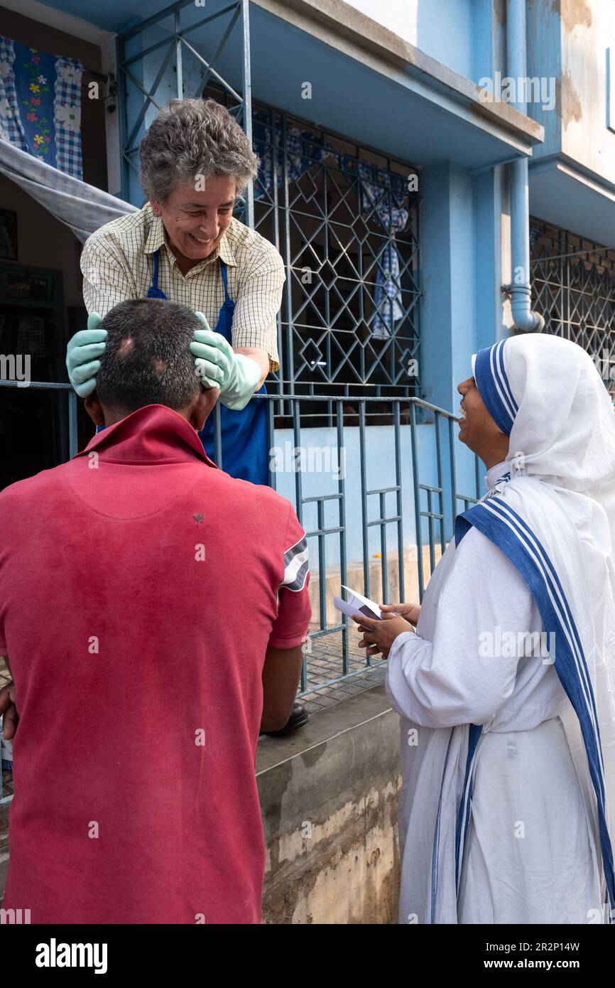 Installation de mère Teresa à Kolkata où un volontaire et une sœur console un résident Banque D'Images