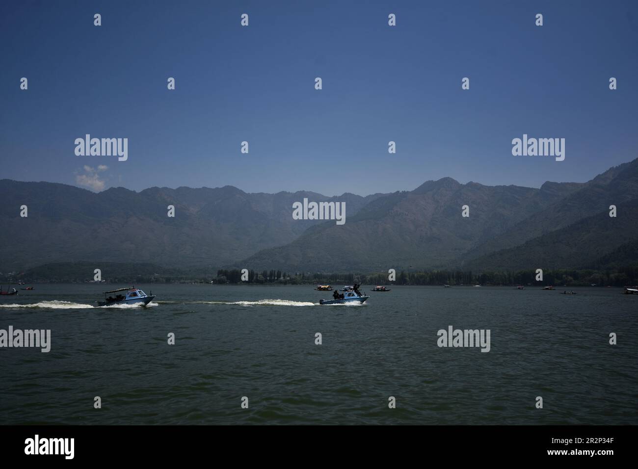 Srinagar, Inde. 20th mai 2023. Des soldats paramilitaires indiens patrouillent dans le lac Dal avant la réunion du groupe de travail sur le tourisme de G20 à Srinagar, au Cachemire contrôlé par l'Inde, samedi, 20 mai 2023. De 22-24 mai Srinagar accueillera une réunion de G20 sur le tourisme dans le cadre du Sommet 2023 de G20. Cette réunion fait partie d'une série de réunions avant le sommet de G20 qui se tiendra à New Delhi en septembre. (Photo de Mubashir Hassan/Pacific Press) Credit: Pacific Press Media production Corp./Alay Live News Banque D'Images