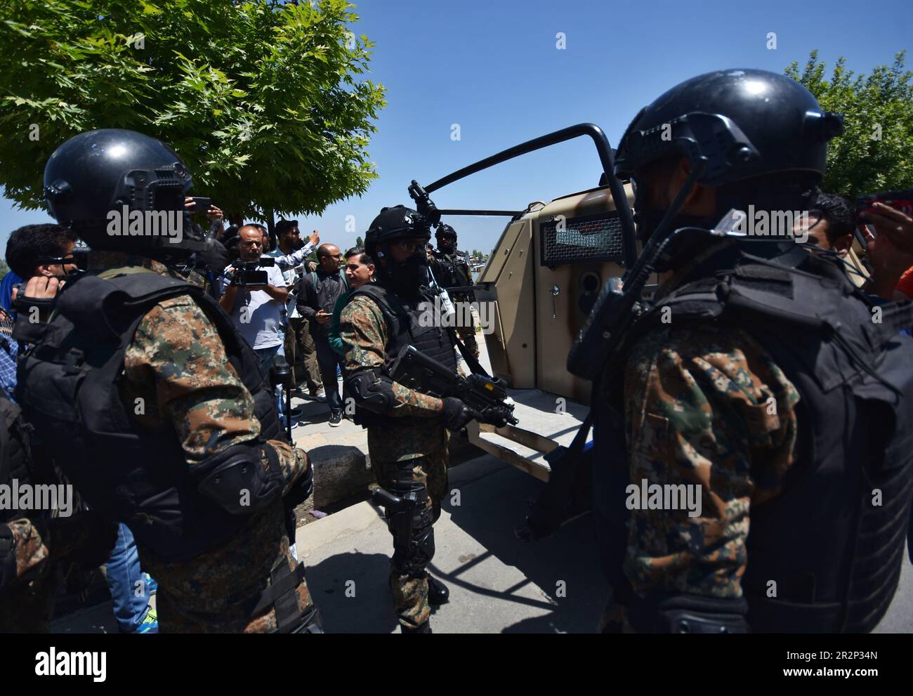 Srinagar, Inde. 20th mai 2023. Des soldats paramilitaires indiens patrouillent dans le lac Dal avant la réunion du groupe de travail sur le tourisme de G20 à Srinagar, au Cachemire contrôlé par l'Inde, samedi, 20 mai 2023. De 22-24 mai Srinagar accueillera une réunion de G20 sur le tourisme dans le cadre du Sommet 2023 de G20. Cette réunion fait partie d'une série de réunions avant le sommet de G20 qui se tiendra à New Delhi en septembre. (Photo de Mubashir Hassan/Pacific Press) Credit: Pacific Press Media production Corp./Alay Live News Banque D'Images