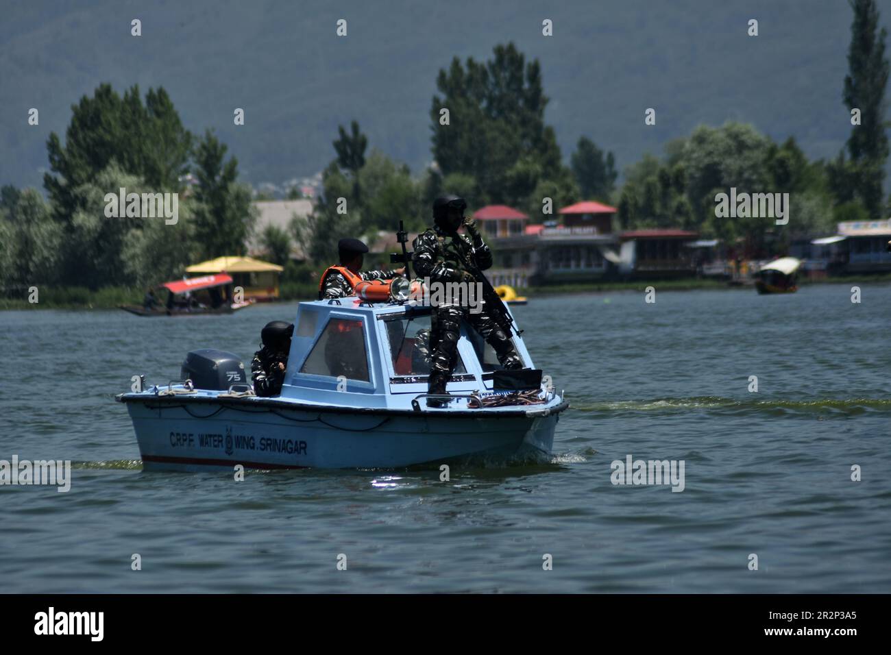 Srinagar, Inde. 20th mai 2023. Des soldats paramilitaires indiens patrouillent dans le lac Dal avant la réunion du groupe de travail sur le tourisme de G20 à Srinagar, au Cachemire contrôlé par l'Inde, samedi, 20 mai 2023. De 22-24 mai Srinagar accueillera une réunion de G20 sur le tourisme dans le cadre du Sommet 2023 de G20. Cette réunion fait partie d'une série de réunions avant le sommet de G20 qui se tiendra à New Delhi en septembre. (Photo de Mubashir Hassan/Pacific Press) Credit: Pacific Press Media production Corp./Alay Live News Banque D'Images