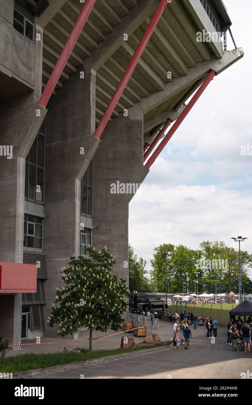 Kaiserslautern, Allemagne. 20th mai 2023. Le festival est situé à côté des piliers de l'immense (Fritz-Walter) stade de football utilisé pendant la coupe du monde de la FIFA 2006. L'événement a lieu sur deux jours le samedi et le dimanche. Des festivals de l'alimentation de rue ont été organisés depuis 2014 dans plus de 25 villes d'Allemagne. L'idée derrière est de préparer et de cuisiner des spécialités internationales de la cuisine en un seul endroit. Credit: Gustav Zygmund/Alamy News Banque D'Images