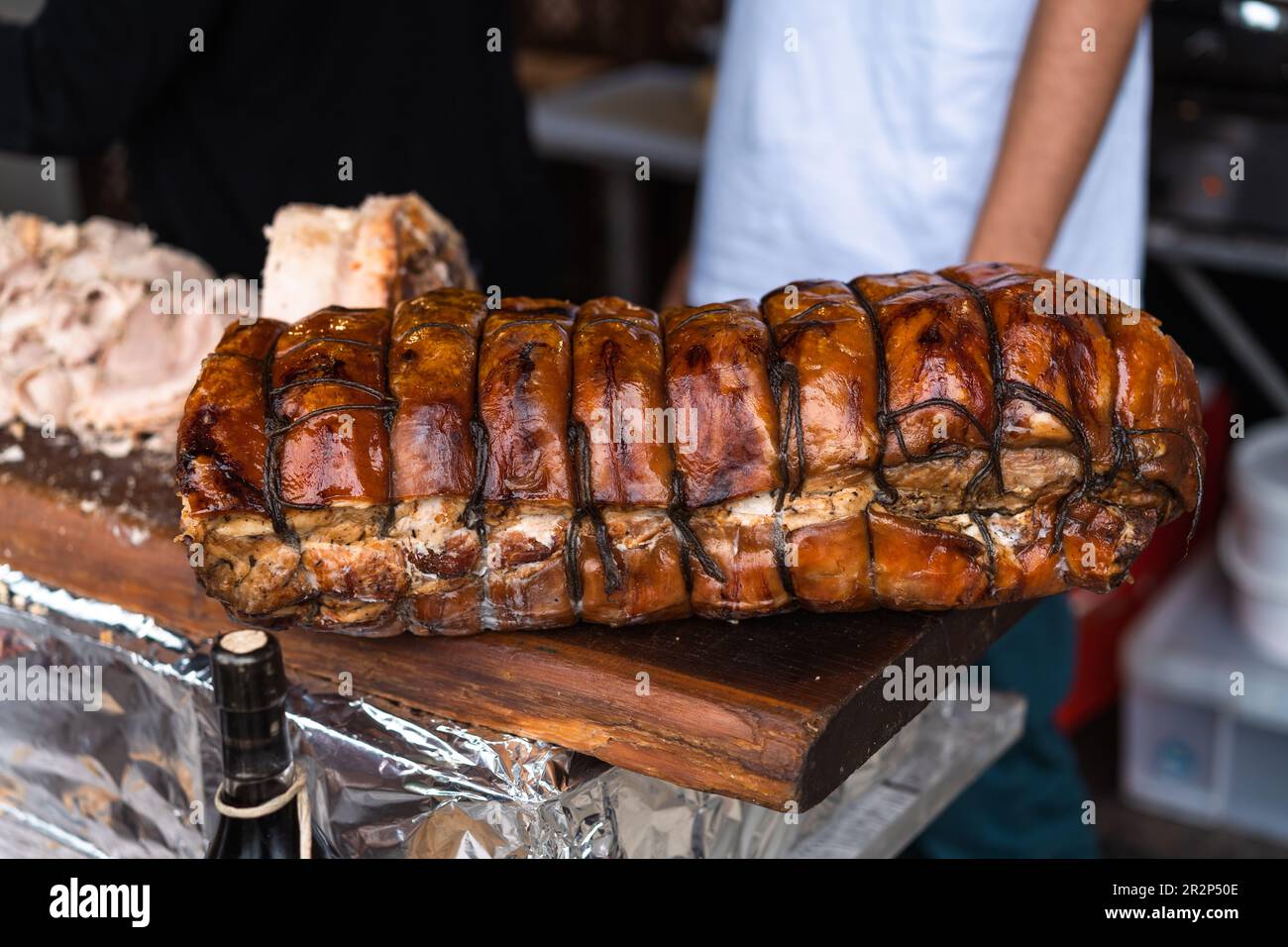 Kaiserslautern, Allemagne. 20th mai 2023. Préparation de nourriture vivante et un morceau de viande juteux énorme. L'événement a lieu sur deux jours le samedi et le dimanche. Des festivals de l'alimentation de rue ont été organisés depuis 2014 dans plus de 25 villes d'Allemagne. L'idée derrière est de préparer et de cuisiner des spécialités internationales de la cuisine en un seul endroit. Credit: Gustav Zygmund/Alamy News Banque D'Images