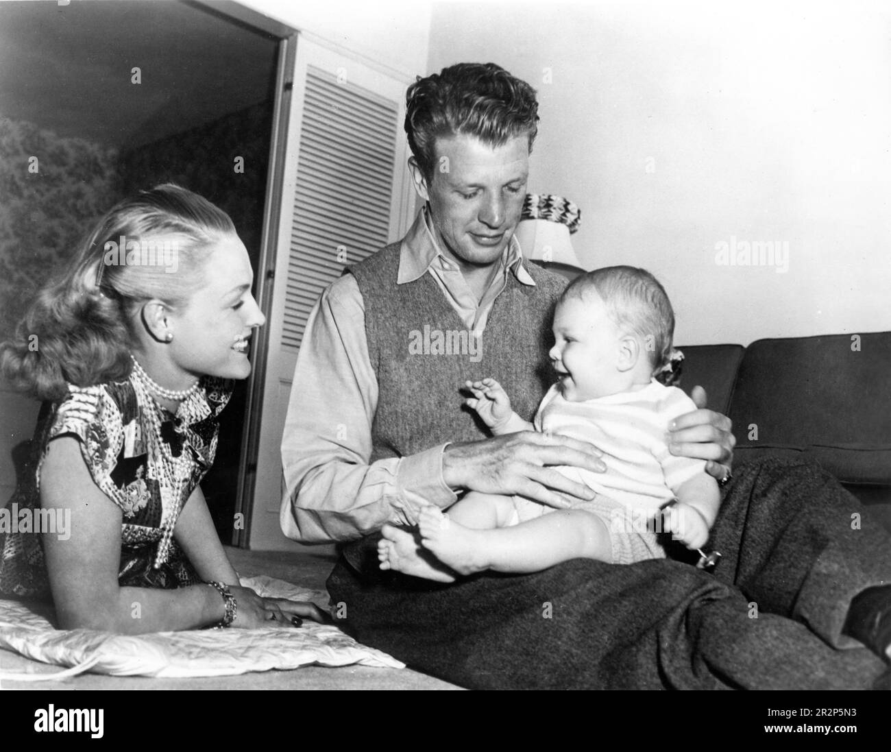 DAN DAILEY avec sa deuxième femme ELIZABETH JANE HOFERT et leur fils unique DAN DAILEY Jr. (Né en 1947) publicité pour le renard du XXe siècle Banque D'Images