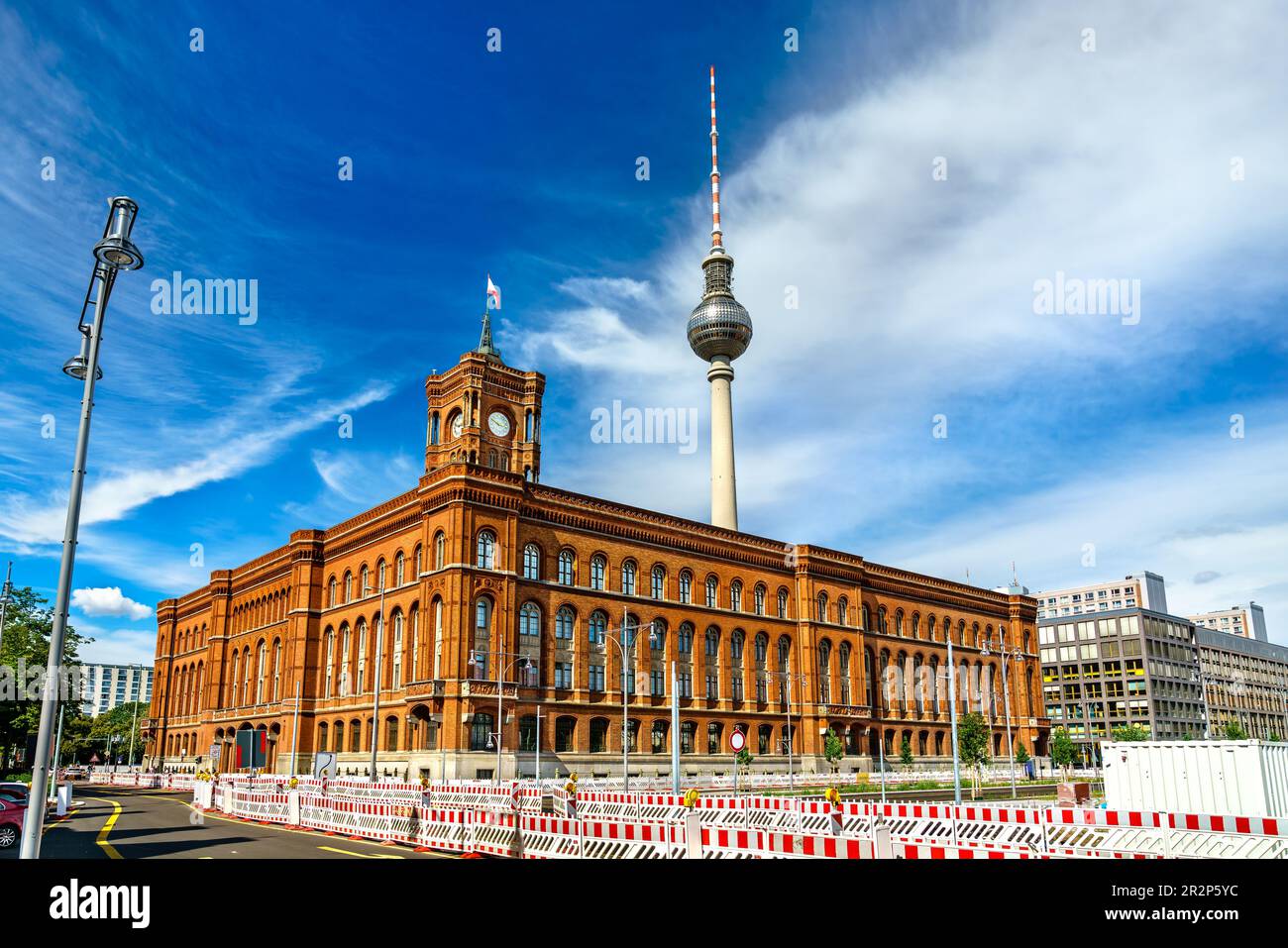 Rotes Rathaus, hôtel de ville de Berlin avec tour de télévision en arrière-plan, Allemagne Banque D'Images