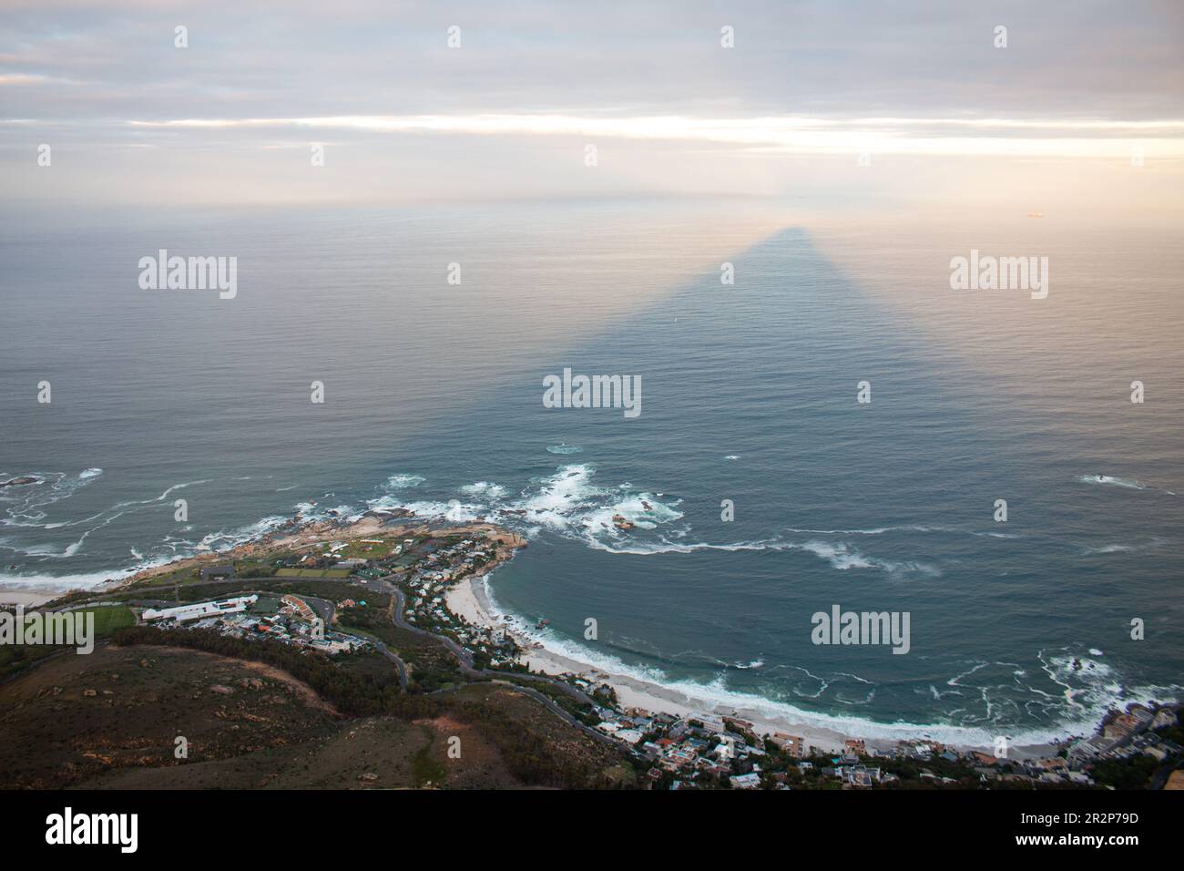 Une ombre de la montagne de Lion's Head au lever du soleil, une randonnée matinale au Cap, Afrique du Sud Banque D'Images