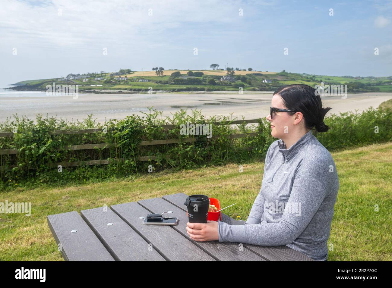 Inchydoney Beach, West Cork, Irlande. 20th mai 2023. Inchydoney Beach est l'un des 8 sites du pays qui a reçu le drapeau bleu et le Green Coast Award. Le samedi dernier, Helen Harrington de Timoleague a profité de la plage. Crédit : AG News/Alay Live News Banque D'Images