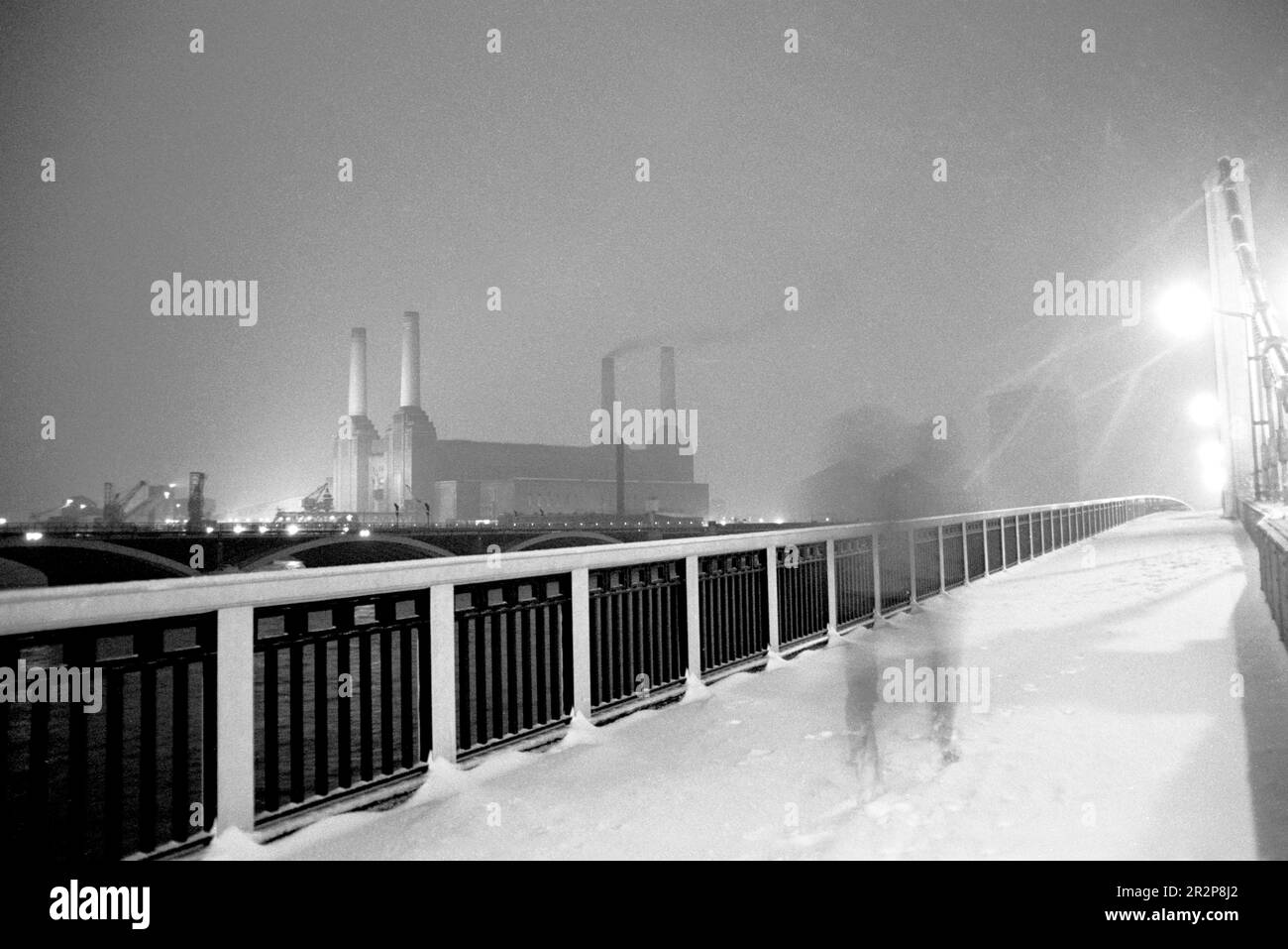 Battersea Power Station vue de Chelsea Bridge, Londres, lors d'une nuit enneigée en janvier 1982. Banque D'Images