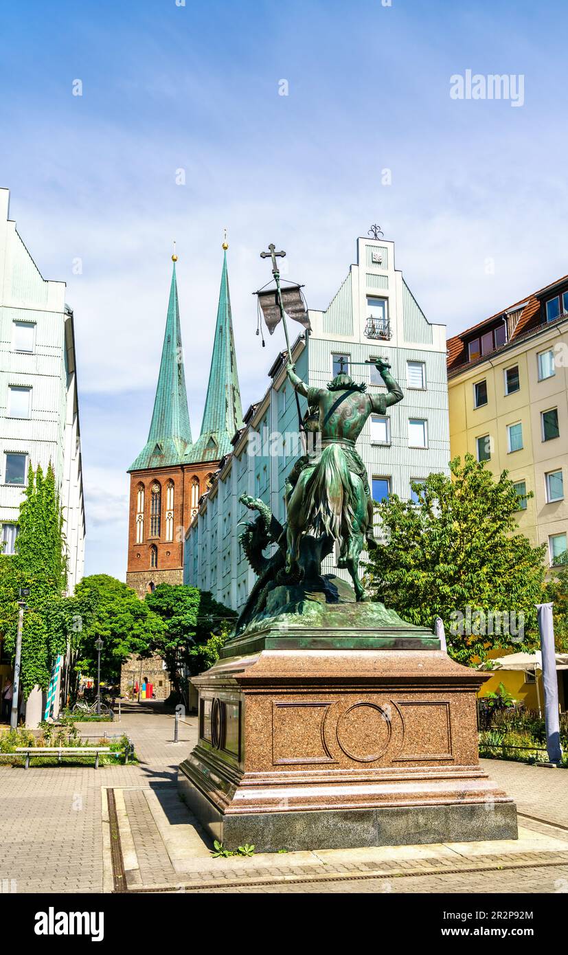 Statue de Saint George qui claque le Dragon avec Saint Église de Nicolas en arrière-plan. Berlin, Allemagne Banque D'Images