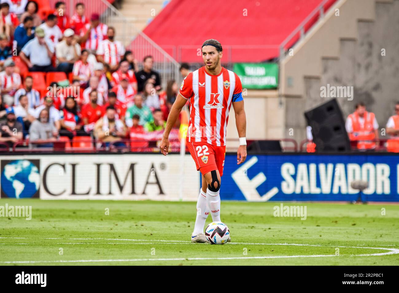 20 mai 2023: ALMERIA, ESPAGNE - MAI 20: Srdjan Babic de UD Almeria regardant ses copains avec le ballon pendant le match entre UD Almeria et RCD Mallorca de la Liga Santander sur 20 mai 2023 au stade PowerHorse à Almeria, Espagne. (Credit image: © Samuel Carreño/PX Imagens via ZUMA Press Wire) USAGE ÉDITORIAL SEULEMENT! Non destiné À un usage commercial ! Banque D'Images