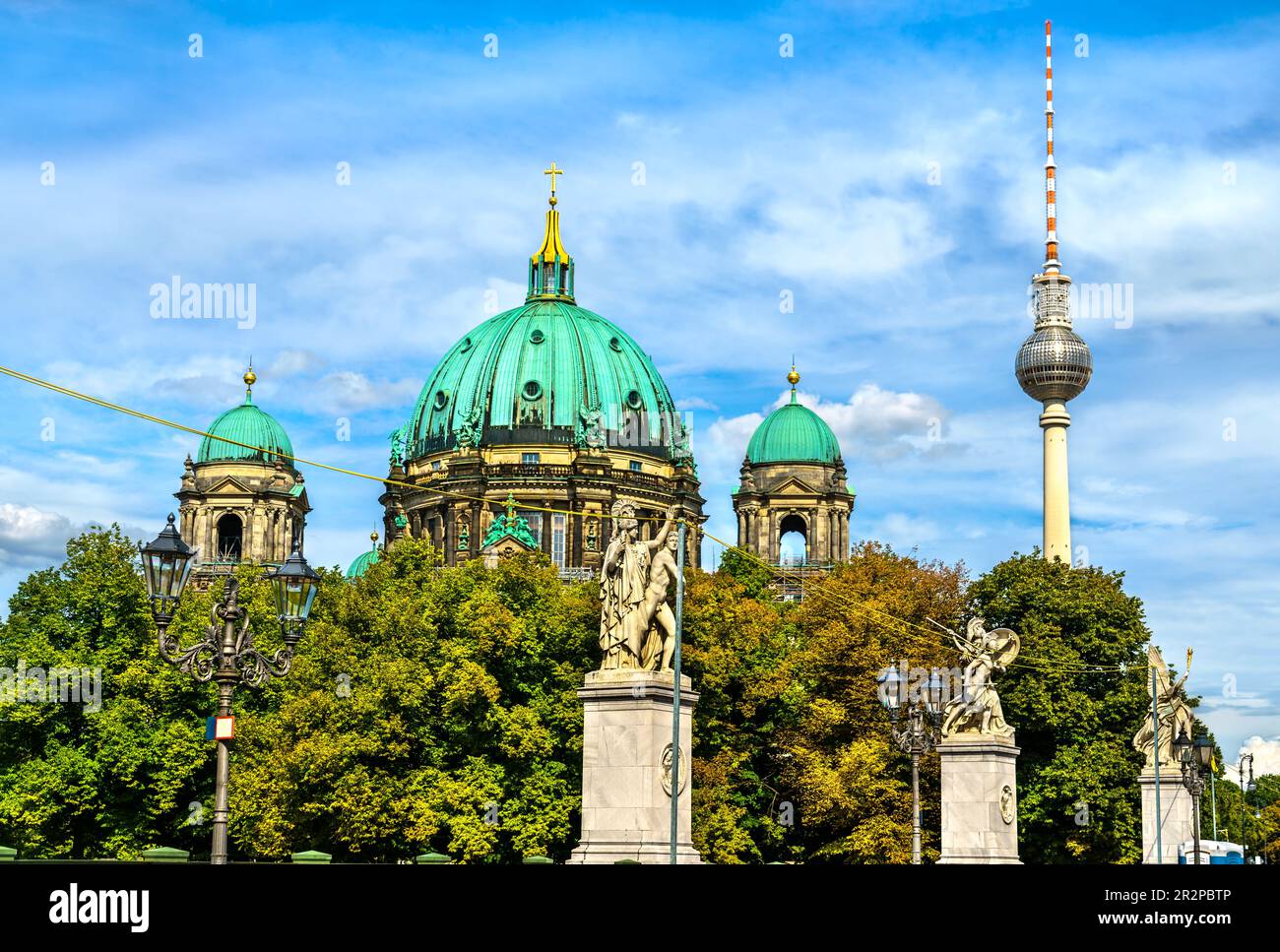 Cathédrale et tour de télévision à Berlin, Allemagne Banque D'Images