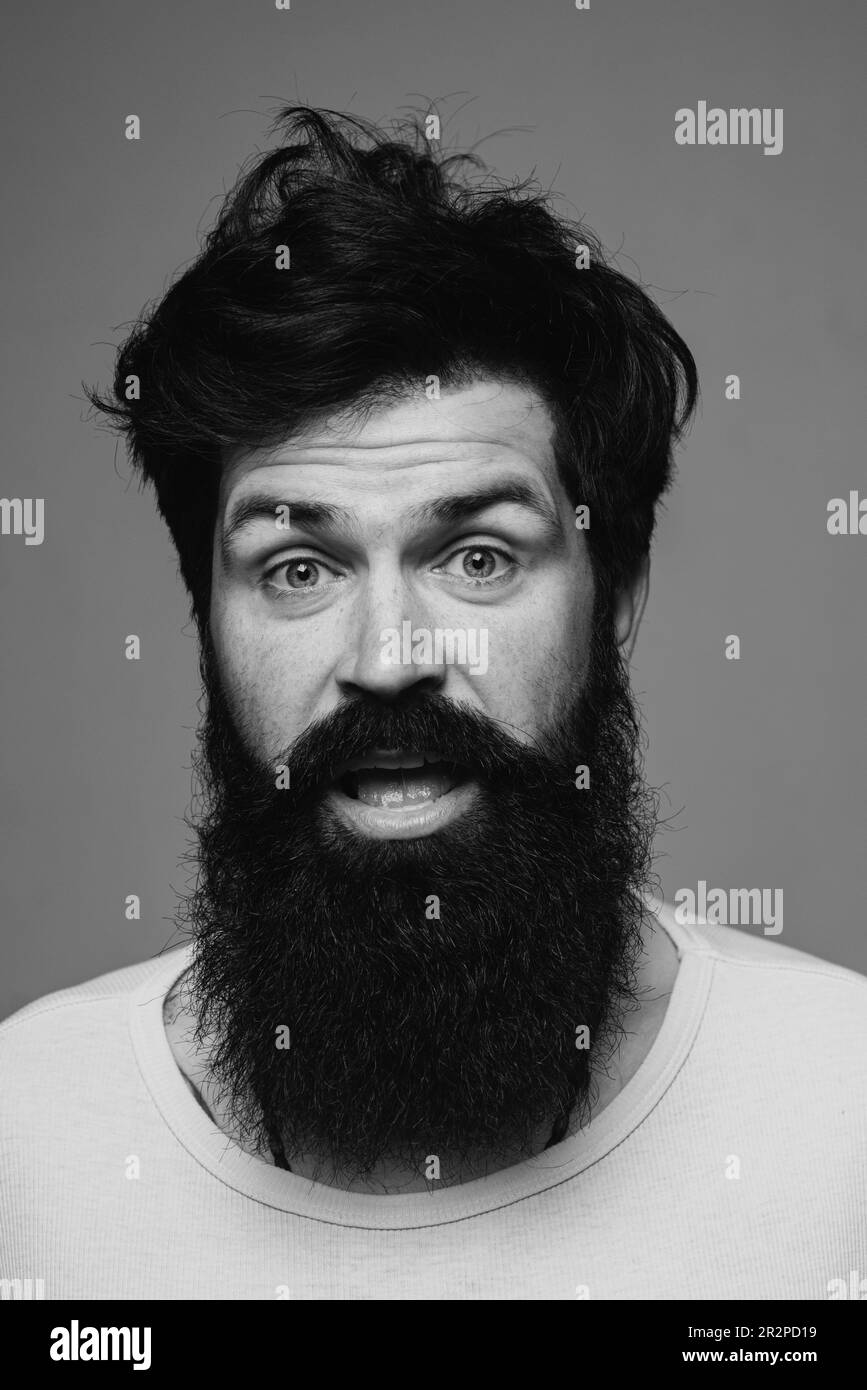 Visage amusant. Surpris homme beau. Modèle mâle choqué avec une expression surprise, wow stupéfié visage excité. Émotions concept de personnes. Banque D'Images