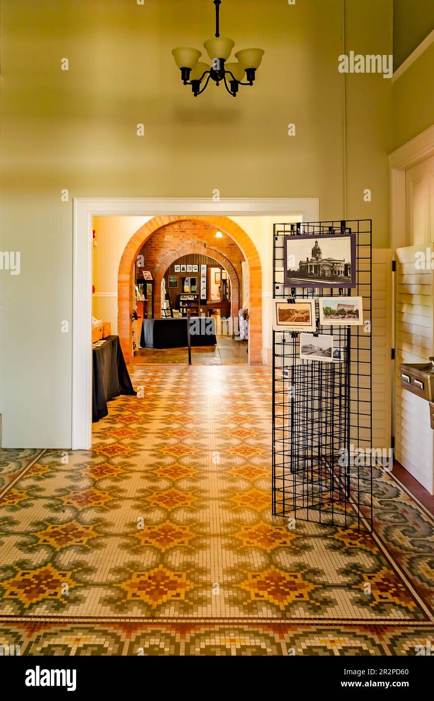 Le plancher de carrelage original met en valeur les sols du dépôt de trains de la gare Union de Gulfport, 13 mai 2023, à Gulfport, Mississippi. Banque D'Images