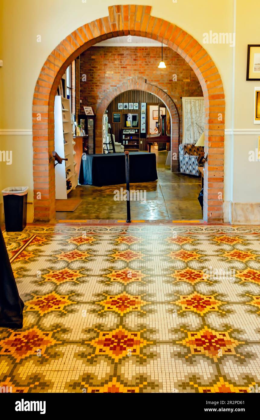 Le plancher de carrelage original met en valeur les sols du dépôt de trains de la gare Union de Gulfport, 13 mai 2023, à Gulfport, Mississippi. Banque D'Images