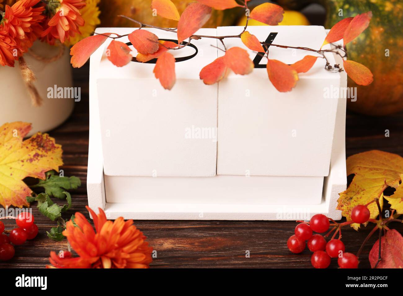 Jour de Thanksgiving, fête célébrée chaque quatrième jeudi de novembre. Calendrier de bloc et feuilles d'automne sur table en bois, gros plan Banque D'Images