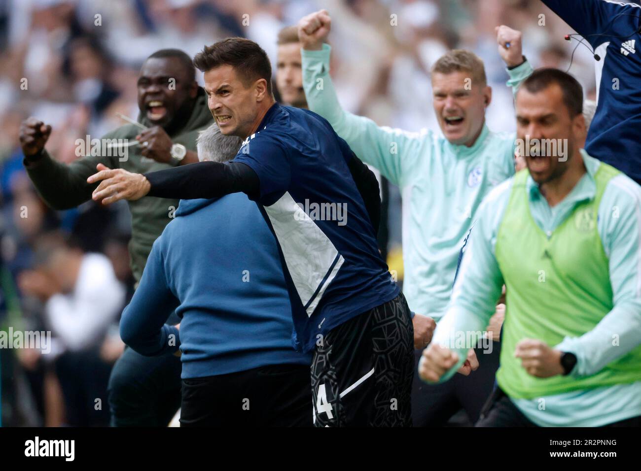 Gelsenkirchen, Allemagne, 1. Ballon de fussball Bundesliga 33. Spieltag FC Schalke 04 contre Eintracht Frankfurt 2:2 am 20. 05. 2023 in der Veltins Arena auf Schalke in Gelsenkirchen Die Schalker Bank mit Gerald ASAMOAH (S04), Trainer Thomas REIS (S04), Michael LANGER (S04), Co-Trainer Markus GELLHAUS (S04) v.li.n.re.- freuen sich über den Ausglezum 2-2, Förbert Schmidt, Noresoto Schmidt, Norbert Banque D'Images