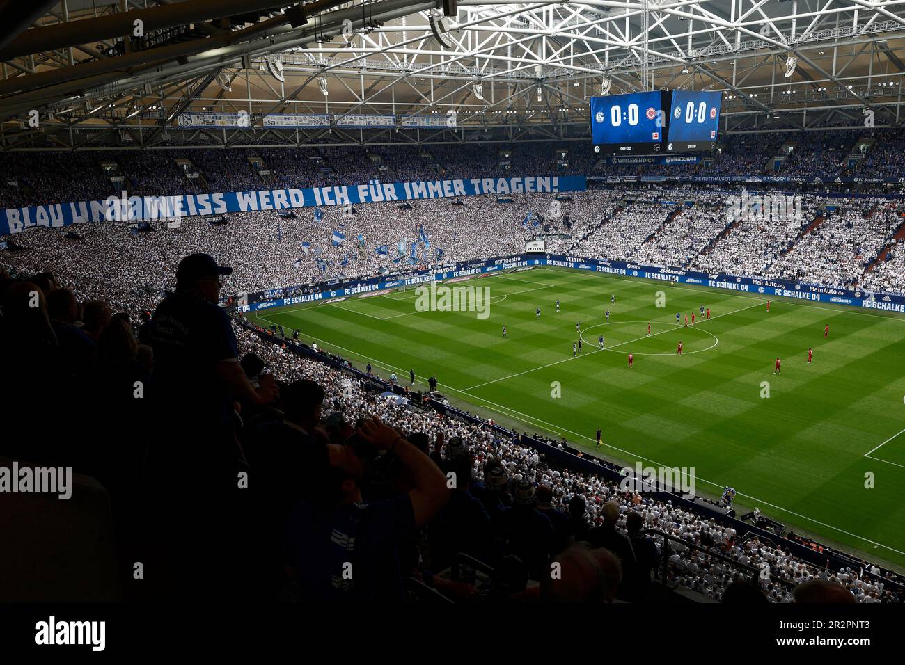 Gelsenkirchen, Allemagne, 1. Ballon de fussball Bundesliga 33. Spieltag FC  Schalke 04 contre Eintracht Frankfurt 2:2 am 20. 05. 2023 in der Veltins  Arena auf Schalke in Gelsenkirchen Die Schalker Nordkurve wurde