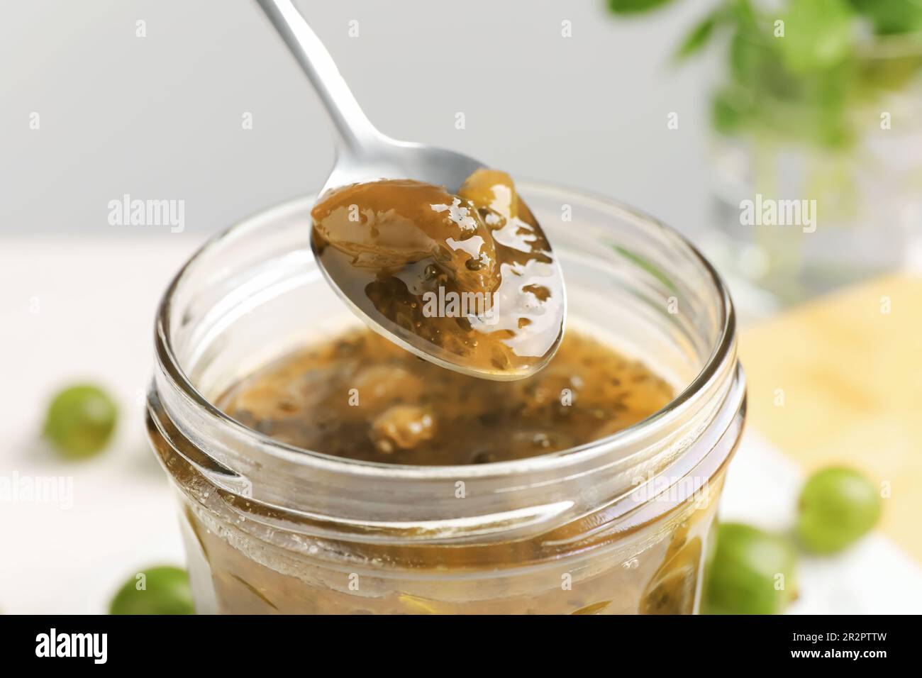 Versez une cuillère sur le bol avec une délicieuse confiture de groseilles à  maquereau, en gros plan Photo Stock - Alamy