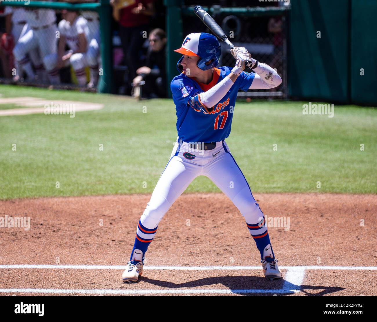 20 mai 2023 Palo Alto CA États-Unis L'infielder de Floride SkMylar Wallace (17) à la batte pendant le jeu régional de softball NCAA de Stanford entre Florida Gators et le Cardinal de Stanford. Stanford a battu Florida 8-0 au stade Boyd & Jill Smith Family Stadium Palo Alto Calif. Thurman James/CSM Banque D'Images