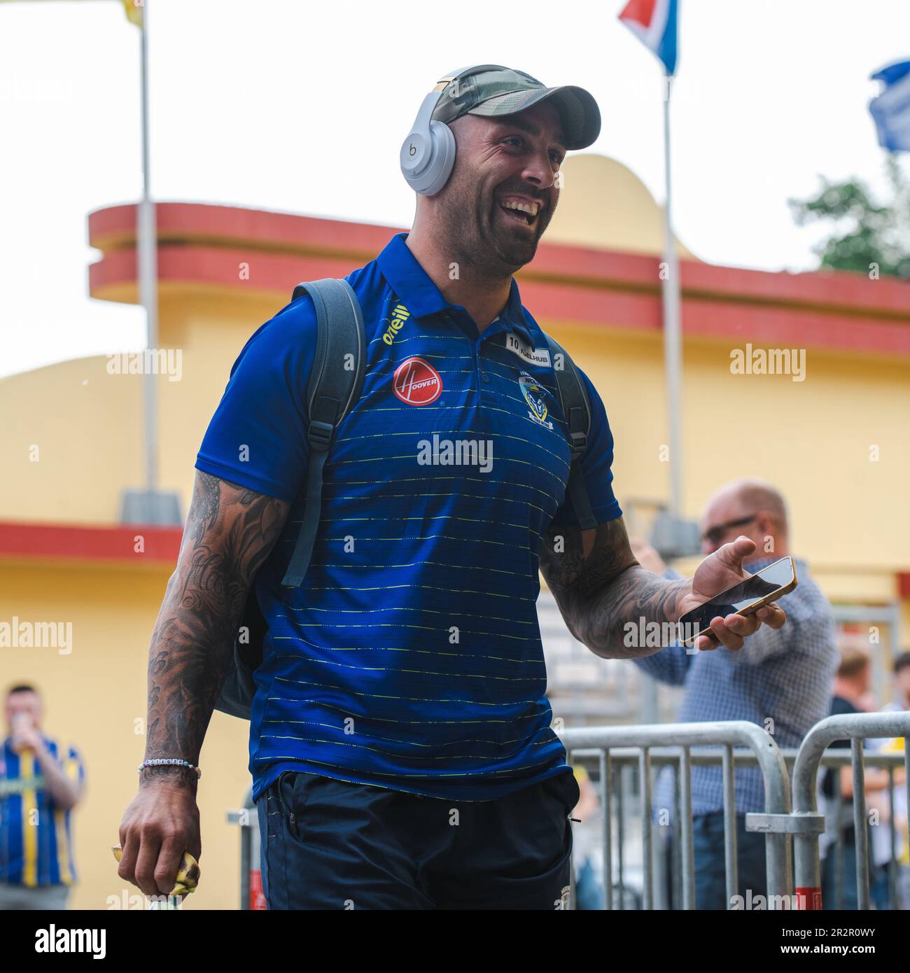 Un sourire Sam Kasiano et Paul Vaughan arrivent au stade Gilbert Brutus, devant le présentoir de la coupe du défi contre les Catalans Dragons Banque D'Images