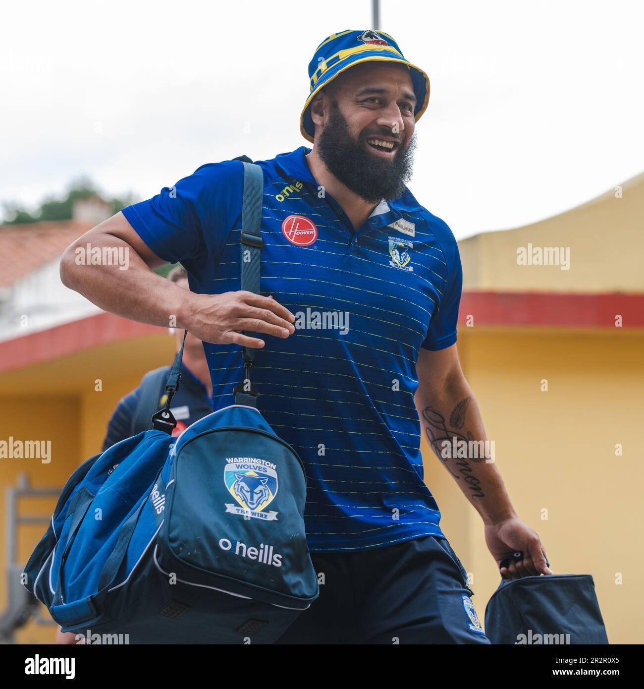 Un sourire Sam Kasiano et Paul Vaughan arrivent au stade Gilbert Brutus, devant le présentoir de la coupe du défi contre les Catalans Dragons Banque D'Images